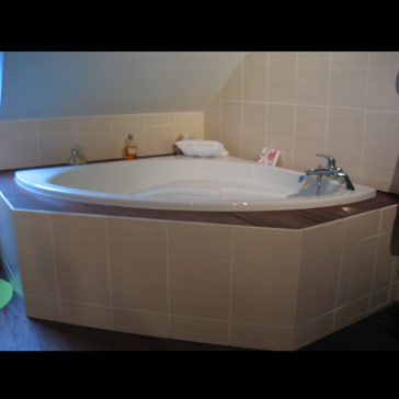 Baignoire d'angle avec habillage faience et bois