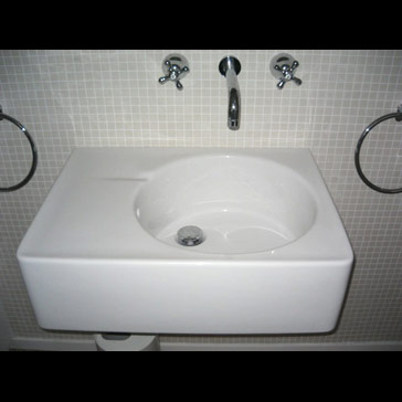 Lavabo suspendu avec robineterie encastre